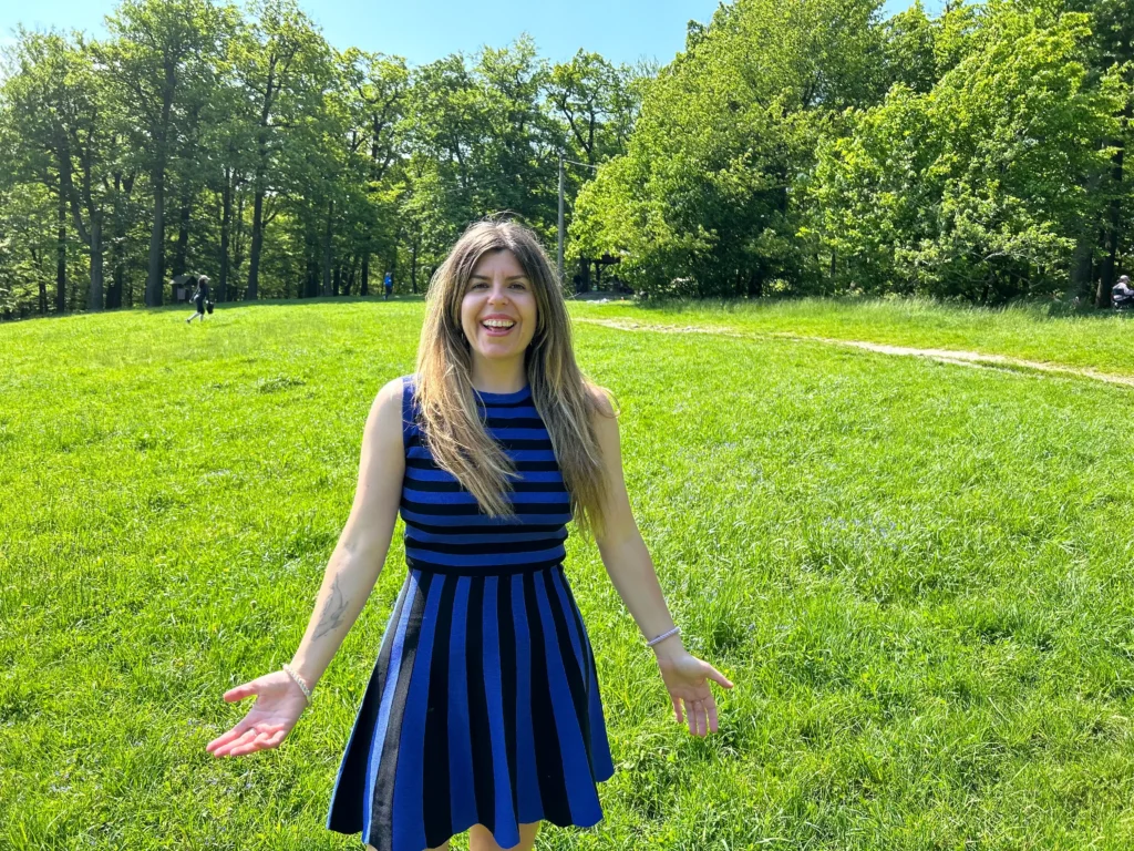 Ana Martinez en un prado con bienestar